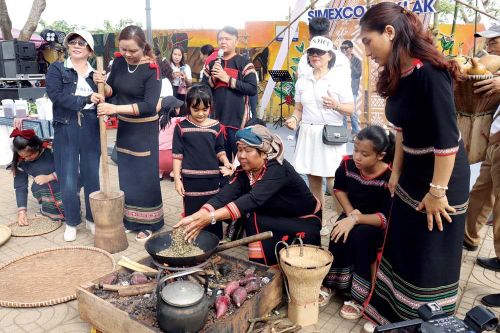 Giới thiệu cách rang cà phê mộc truyền thống và giã bằng cối của người Ê Đê tại lễ hội cà phê Buôn Ma Thuột. Ảnh: Minh Hoàng
