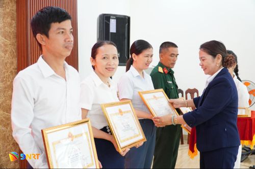 Lãnh đạo UBND xã Chiên Đàn tặng Giấy khen các cá nhân có thành tích xuất sắc trong "Chiến dịch 500 ngày đêm". Ảnh: N.ĐOAN
