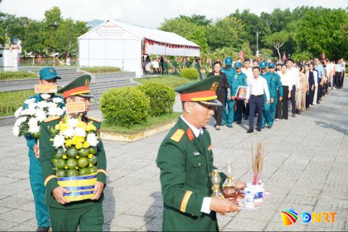 Đảng ủy, HĐND, UBND, Ủy ban MTTQ Việt Nam xã Chiên Đàn tổ chức truy điệu và an táng hài cốt liệt sĩ được tìm kiếm, quy tập trong "Chiến dịch 500 ngày đêm" trên địa bàn xã. Ảnh: N.ĐOAN