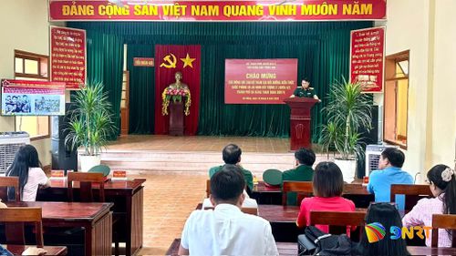 Cán bộ, chiến sĩ Tiểu đoàn Đặc công 409 giới thiệu truyền thống đơn vị với các học viên.