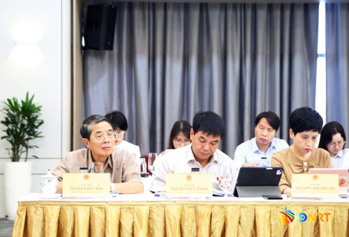 Nguyên Phó Chủ tịch Quốc hội Nguyễn Đức Hải (bìa trái) cùng các đại biểu tham dự hội thảo. Ảnh: TRỌNG HUY