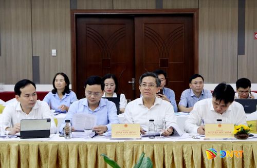 Phó Chủ tịch UBND thành phố Đà Nẵng Trần Nam Hưng (hàng đầu, thứ hai từ phải sang) cùng các đại biểu tham dự hội thảo. Ảnh: TRỌNG HUY