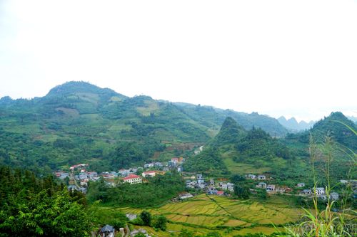 Những bản làng nép mình dưới chân núi. Người dân Cao Sơn luôn chăm chỉ lao động, tích cóp tài chính, họ tự đổi công xây những căn nhà kiên cố khang trang.