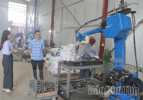 Người dân thôn Lưỡng Quán đầu tư sản xuất, ứng dụng khoa học kỹ thuật, liên kết tạo việc làm, thu nhập ổn định cho lao động địa phương.