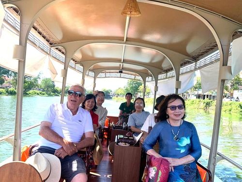 Đi thuyền điện thưởng ngoạn cảnh quan hai bên bờ sông Hương, qua sông Ngự Hà đến sông Đông Ba đem lại trải nghiệm khác biệt cho du khách. Ảnh: QT