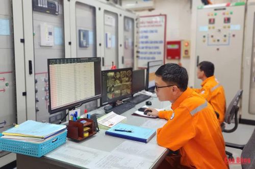 Thông số vận hành của thiết bị được cập nhật liên tục trên màn hình giám sát tại Xí nghiệp Lưới điện cao thế Cao Bằng.