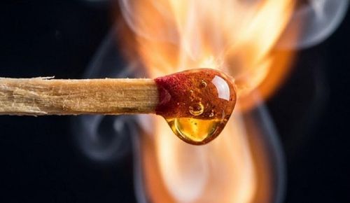 Dùng lửa để phân biệt mật ong cũng là cách được nhiều người sử dụng.