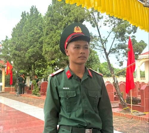 Binh nhì Đặng Gia Bảo bày tỏ sự xúc động khi được góp sức, tham gia Chiến dịch 500 ngày đêm đẩy mạnh tìm kiếm, quy tập, xác định danh tính hài cốt liệt sĩ. Ảnh: Mai Hoa