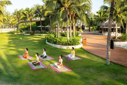 Khách lưu trú tham gia lớp yoga tại khu nghỉ dưỡng ở Hồ Tràm (TP.HCM). Ảnh: ĐVCC.