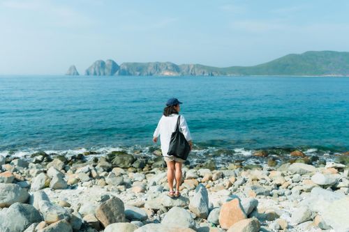 Du khách trải nghiệm thiên nhiên tại đảo Bích Đầm (Khánh Hòa). Ảnh: Linh Huỳnh.