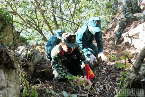 Những vị trí nghi có hài cốt liệt sĩ được đánh dấu, khoanh vùng để tiếp tục tìm kiếm. (Ảnh: KHÁNH TOÀN)