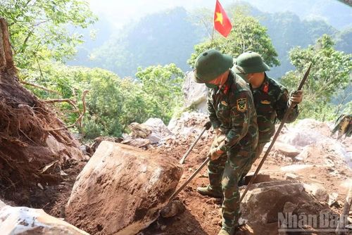 Địa hình núi đá hiểm trở, nhiều hang đá bị sập, vùi lấp khiến công tác tìm kiếm đồng đội trên điểm cao 685 gặp muôn vàn khó khăn. (Ảnh: KHÁNH TOÀN)