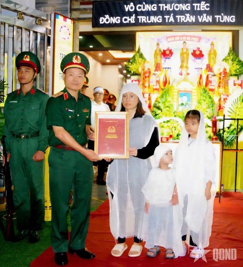 Trung tướng Lương Văn Kiểm, Tư lệnh Quân khu 3 trao quyết định truy thăng quân hàm sĩ quan trước thời hạn của Bộ trưởng Bộ Quốc phòng cho thân nhân của Trung tá Trần Văn Tùng.