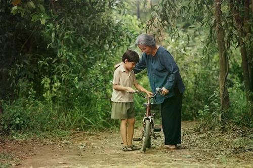 Tình thân gia đình trong phim được vun đắp từ những khoảnh khắc bình dị của tuổi thơ.