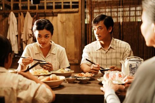 Các diễn viên trẻ thể hiện tròn vai.
