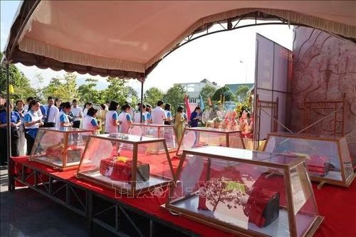 Cán bộ, chiến sĩ Bộ Chỉ huy Quân sự tỉnh Khánh Hòa đưa hài cốt liệt sĩ tại khu vực Nhà lao Thành Diên Khánh cũ về Đài Tưởng niệm Cầu Thành.