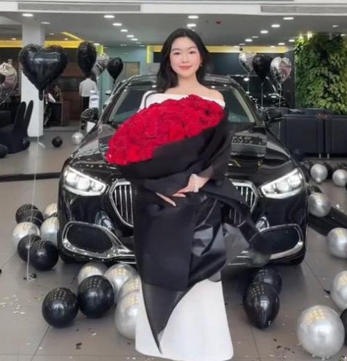 Lọ Lem từng gây chú ý khi tậu xe Mẹc giá 7 tỷ đồng.