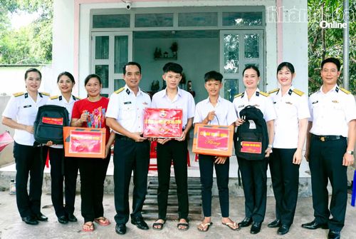 Lãnh đạo Lữ đoàn 189 tặng quà cho hai em Võ Minh Khang và Võ Minh Luân, con ngư dân tại xã Cam Lâm được đơn vị nhận đỡ đầu.