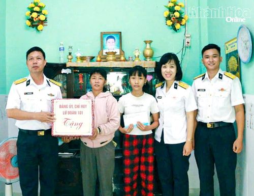 Lãnh đạo Lữ đoàn 101 tặng quà em Trần Thị Thanh Mỹ.