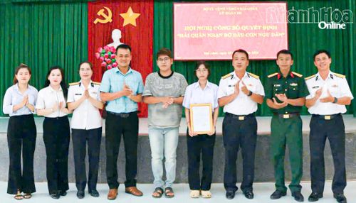 Lãnh đạo Lữ đoàn 101 trao quyết định nhận đỡ đầu em Nguyễn Thị Kim Huyền.