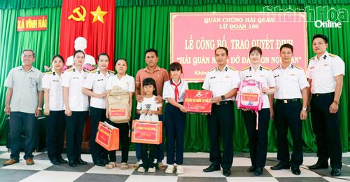 Lãnh đạo Lữ đoàn 189 trao quyết định nhận đỡ đầu con ngư dân tại xã Vĩnh Hải.