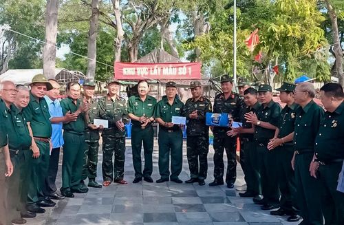 Hội CCB tỉnh tặng quà hỗ trợ các tổ lấy mẫu xác định danh tính hài cốt liệt sĩ làm nhiệm vụ tại Nghĩa trang Liệt sĩ Bình Thuận