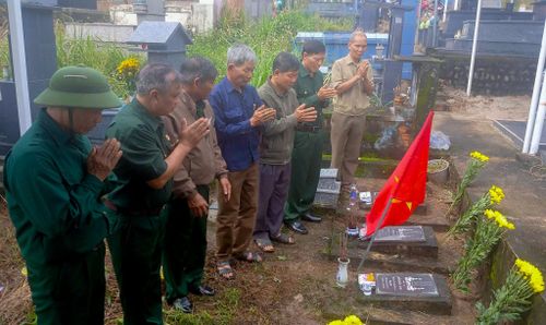 CCB Chi hội Tổ dân phố 18, phường B'Lao thắp hương cho các liệt sĩ nằm tại Nghĩa trang Liên Tôn