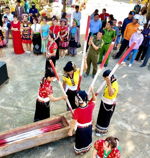 Đội văn nghệ dân gian của đồng bào Thái ở xã Đắk Sắk, luôn nỗ lực bảo tồn, gìn giữ bản sắc văn hóa dân tộc