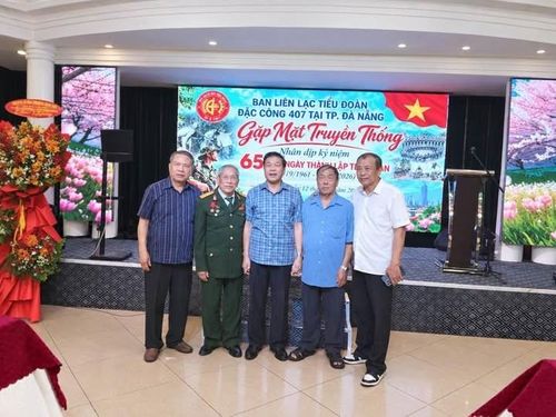 Ban chỉ huy tiểu đoàn 407 đặc công thời chiến trường K chụp hình lưu niệm với thượng tướng Trương Thiên Tô ( thứ 3 trái sang ) phó chủ nhiệm Tổng Cục Chính trị ,Đại tá Nguyễn Tiến Dúng ( thứ 1 bìa phải ) ngày gặp mặt truyền thống - Ảnh ; Nguyễn Tiến Dũng chụp ngày 12/09/2026 tại Đà Nẵng