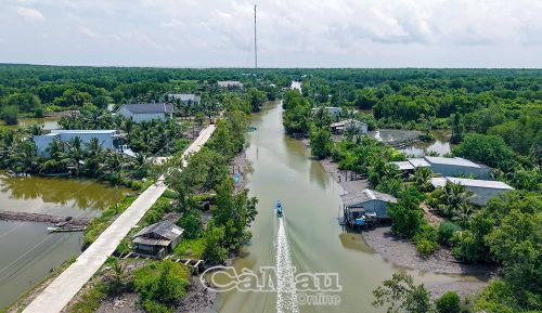 Nhịp sống giản dị, bình yên nơi xóm giữa rừng Ðất Mũi.
