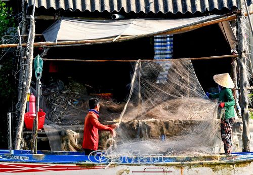 Ðời sống cư dân xóm giữa rừng gắn liền với các hoạt động nuôi và khai thác thuỷ sản quy mô nhỏ.