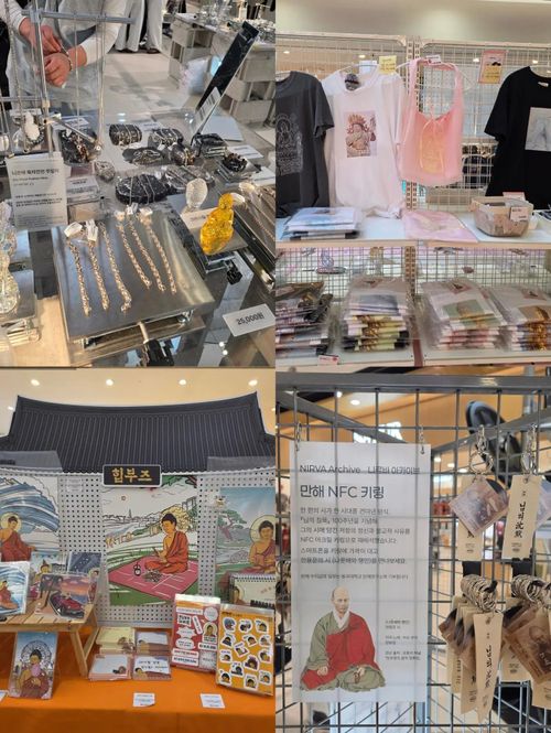 Các sản phẩm được bày bán tại các cửa hàng ở trung tâm thương mại Lotte Mall bao gồm phụ kiện, áo phông, túi xách, móc khóa, nhãn dán và thiệp mang chủ đề liên quan đến Phật giáo thu hút nhiều người trẻ Hàn Quốc. Ảnh: JoongAng Daily.