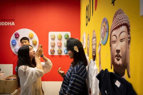 Người trẻ Hàn Quốc trải nghiệm tại các gian hàng có yếu tố văn hóa, tâm linh. Ảnh: New York Times.