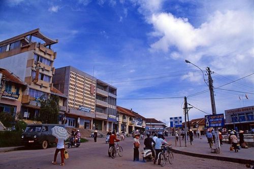 Khu Hòa Bình 30 năm trước và hiện tại vẫn là nơi nhộn nhịp bậc nhất Đà Lạt. Khu vực này gồm rạp Hòa Bình, chợ Đà Lạt và những dãy nhà, cửa hàng nằm trên con dốc cao. Khác với vẻ biệt lập của những biệt thự Pháp quanh hồ Xuân Hương, khu Hòa Bình mang đậm nhịp sống của đô thị, nơi diễn ra hoạt động buôn bán và sinh hoạt hàng ngày. Rạp Hòa Bình nằm ở giữa đã ngừng chiếu phim từ năm 2018, hiện một số hạng mục xuống cấp, để trống và gặp nhiều khó khăn trong việc nâng cấp, khai thác trở lại.