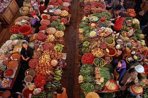 Đà Lạt nổi tiếng với nhiều loại rau củ, trái cây tươi ngon, phân phối khắp các chợ địa phương. Buổi sáng, bên trong chợ Đà Lạt - ngôi chợ sầm uất bậc nhất trung tâm, tiểu thương đã bày sẵn rau củ, thảo mộc, gạo chờ khách đến mua. Những sạp hàng nối tiếp nhau tạo thành các lối đi nhỏ. Hiện ngôi chợ này trở thành nơi mua sắm trái cây sấy đặc sản làm quà được nhiều du khách tin tưởng.