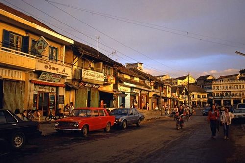 Nắng chiều rọi trên đường Phan Đình Phùng (nay thuộc phường Xuân Hương - Đà Lạt) nằm sau rạp Hòa Bình. Năm 1996, dọc con đường dài 1,8 km dày đặc cửa hàng, từ ăn uống, may mặc đến làm tóc. Hiện tại, con đường đã chuyển mình thành khu vực ăn uống sầm uất, thu hút du khách trẻ với các quầy bánh tráng nướng, sữa đậu nành nóng, bánh mì xíu mại, kem bơ...