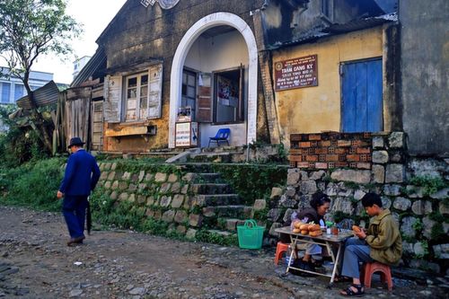 Bên ngoài một trạm đăng ký tạm trú trên đường Tăng Bạt Hổ (nay thuộc phường Xuân Hương - Đà Lạt) được tận dụng từ biệt thự thời Pháp, phía trước là quầy bánh mì xíu mại - món ăn đặc trưng của "xứ sở ngàn hoa". Hiện con đường này tập trung nhiều quán bánh mì xíu mại có tiếng và lâu đời.