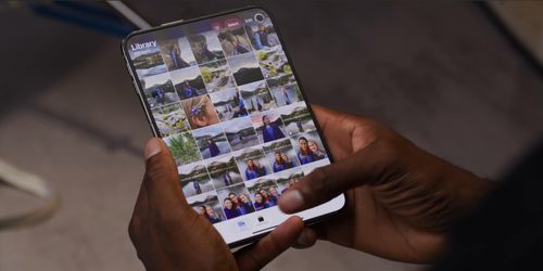 Một số ứng dụng như Cài đặt và Ảnh trên iPhone Duo sử dụng bố cục hai cột gần giống iPad, trong khi màn hình chính và Camera được thiết kế riêng cho trải nghiệm điện thoại gập. Ảnh: YouTube/Marques Brownlee.