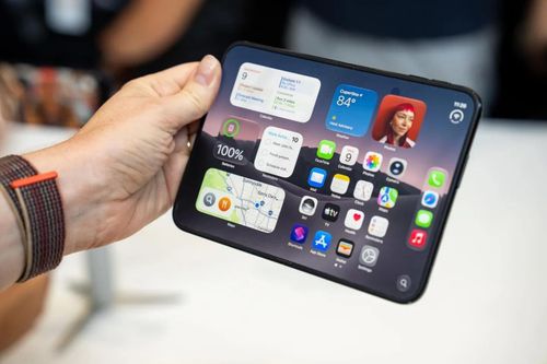 iPhone Duo có thể đảm nhiệm nhiều tác vụ vốn gắn với iPad mini, nhưng mức giá và trải nghiệm sử dụng vẫn khiến hai thiết bị phục vụ những nhóm nhu cầu khác nhau. Ảnh: The Verge.