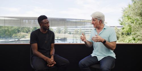 Craig Federighi trao đổi với Marques Brownlee về cách Apple định vị iPhone Duo giữa iPhone và iPad mini. Ảnh: YouTube/Marques Brownlee.