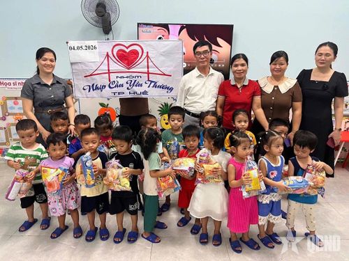 Ông Lê Thừa Quýnh cùng nhóm thiện nguyện trao quà tặng các cháu Trường Mầm non Thượng Long, xã Long Quảng, TP Huế.