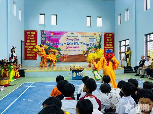 Tại chương trình các em học sinh được xem múa lân do các chiến sĩ Đồn Biên phòng Ga Ry thực hiện.