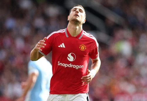 MU vừa thua Man City trong thế hơn người - Ảnh: EPA