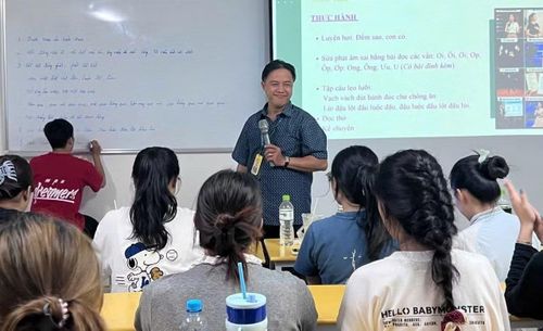 Nhạc sĩ Huỳnh Thanh Nguyên trong một tiết học hướng dẫn sinh viên tìm hiểu về âm nhạc.