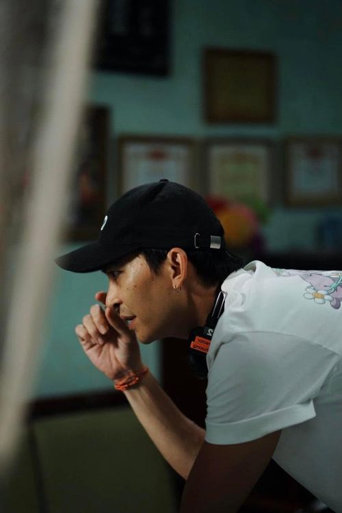 Khương Ngọc tìm những chất liệu có phần lạ, gai góc hoặc ít được khai thác, biến chúng thành câu chuyện đủ gần gũi để khán giả có thể bước vào thế giới điện ảnh.