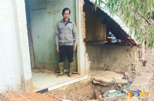 Nhiều căn nhà ven sông Thu Bồn trên địa bàn xã Nông Sơn nằm trong vùng sạt lở nghiêm trọng. Ảnh: CÔNG CHIẾN