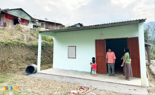 Những căn nhà mới được xây dựng trên vùng an toàn mang lại sự phấn khởi cho người dân. Ảnh: PHAN VINH