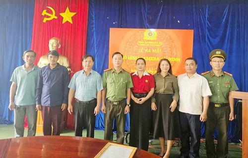 Các thành viên mô hình Camera an ninh xã Ia Mơ ra mắt tại buổi lễ. Ảnh: Ngọc Thạch
