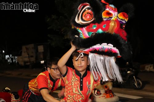 Em Nguyễn Quốc Pháp điều khiển đầu lân trong buổi tập luyện.