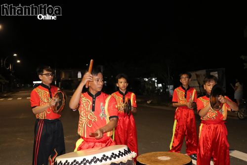 Biểu diễn trống múa lân.